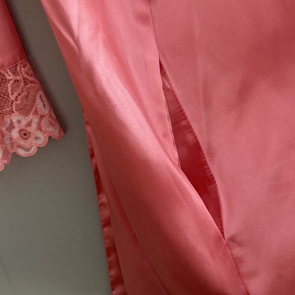 La Vie En Rose silky robe with lace trim size L/XL NWOT - Picture 8 of 8